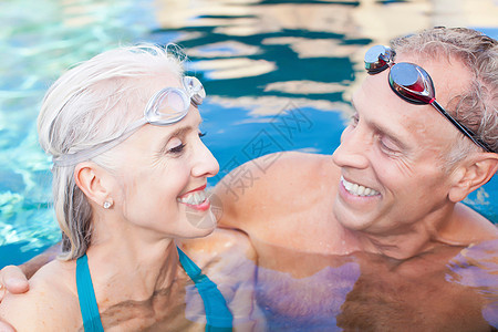 年长夫妇在游泳池图片