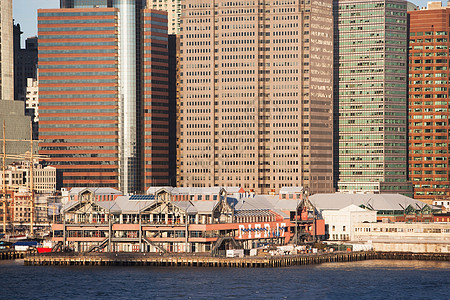 纽约市摩天大楼和水边图片