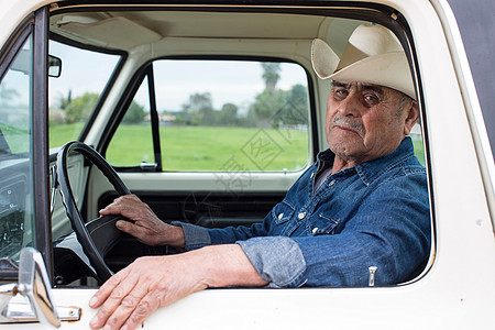 农民驾驶卡车图片