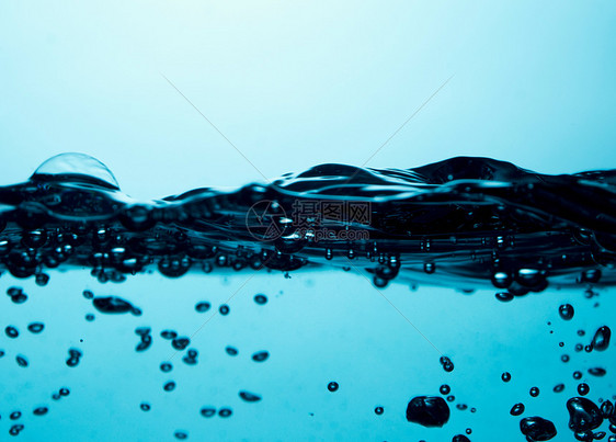 在水中漂浮的水泡泡图片