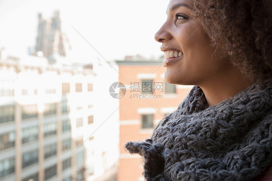 站在窗边微笑的女人图片