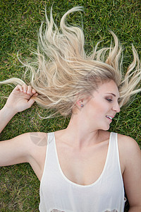 妇女躺在草地上图片