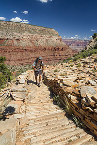 人类在大峡谷徒步旅行图片