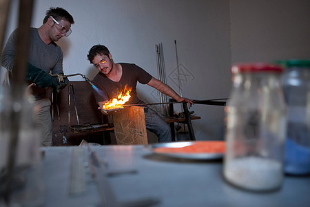 两名男子在玻璃厂工作图片