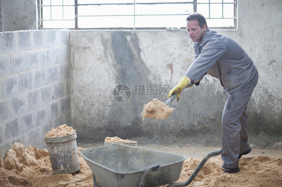 准备制作陶器的材料图片