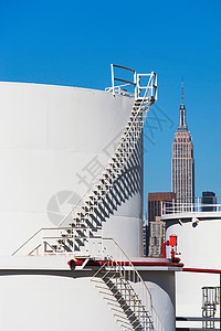 具有帝国大厦背景的油炼厂储罐美国纽约图片