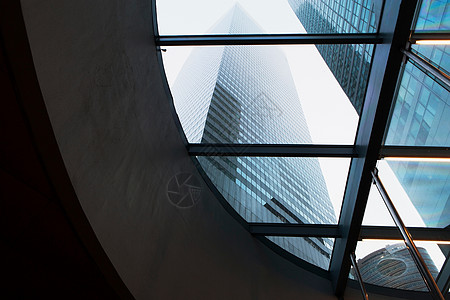 通过弯曲窗口的看到的摩天大楼高清图片