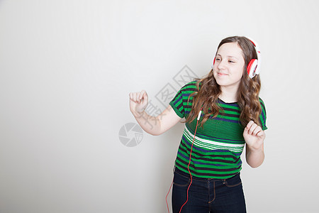 戴耳机的女孩跳舞图片