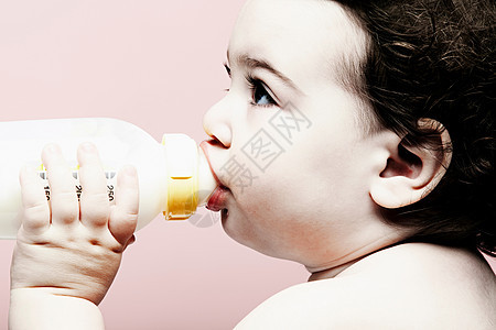 女婴喝瓶装牛奶的肖像图片