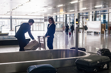 在机场拿行李的商务人士图片
