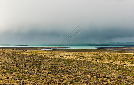 冰岛布隆杜第35号路贫瘠地貌的田和湖泊布隆杜图片