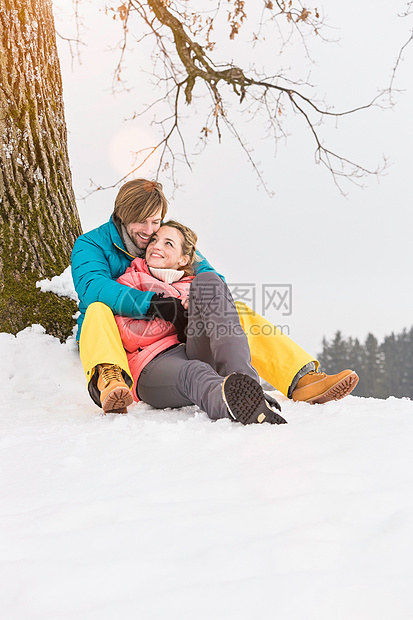 中年夫妇坐在雪地上图片