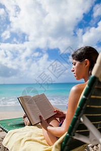 在荷兰圣马丁岛海滩读书的女人高清图片