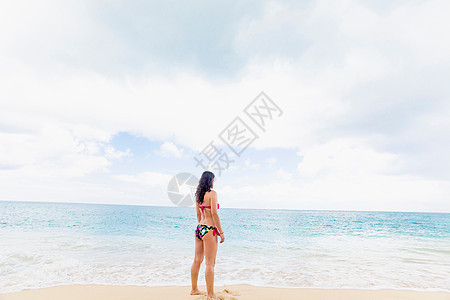 荷兰圣马丁岛海滩上穿着比基尼的女人图片