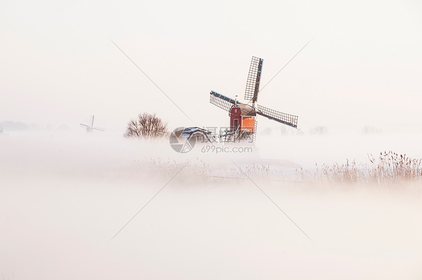 迷雾中古老的风车图片