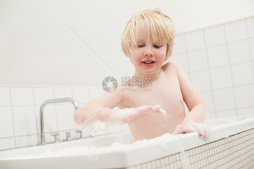 男孩在浴缸里玩肥皂泡沫图片