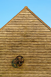 木墙和建筑屋顶图片