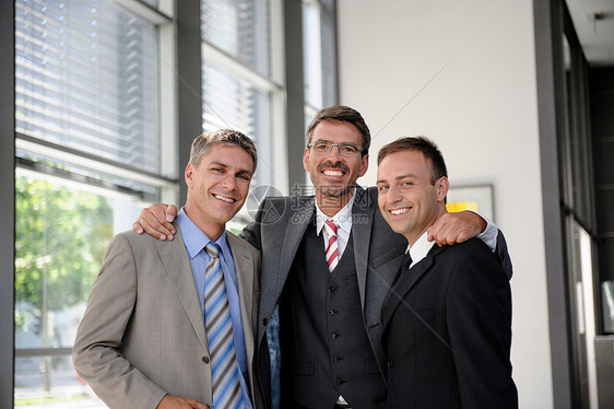 三个大笑的商人肖像图片