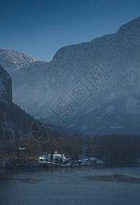奥地利哈尔斯塔海面和山丘图片
