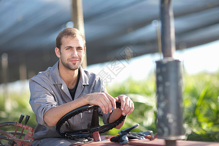 在植物苗圃的青年男子乘车图片