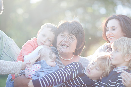 和谐快乐的三代人家庭图片