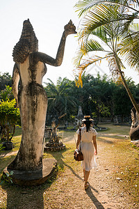 妇女走过老挝万象徐楚的雕像图片