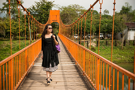 老挝河上过桥的妇女图片素材