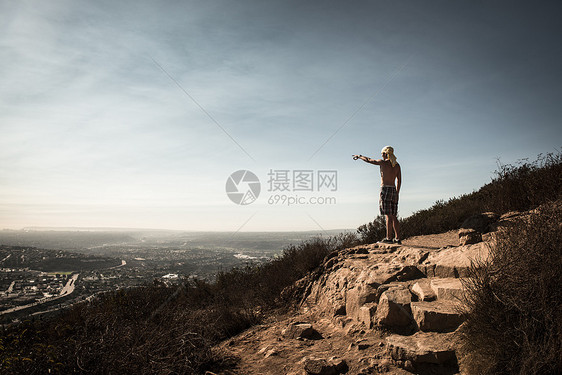 指向山底的妇女图片