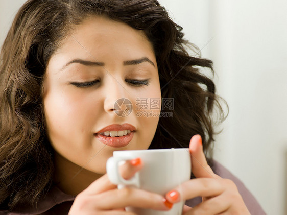 喝茶的年轻妇女图片