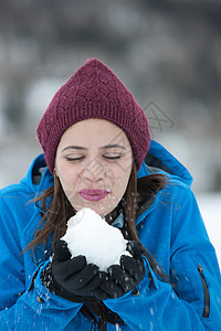 拿着雪球的年轻女子图片