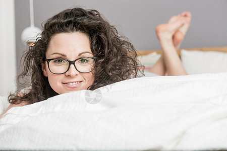 成年中妇女躺在床上的前面图片