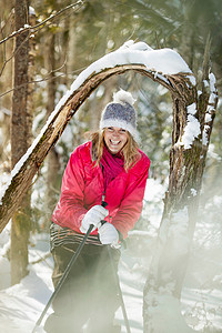 白雪树枝下的年轻女子图片