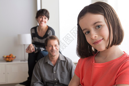 有父母背景的女孩肖像图片