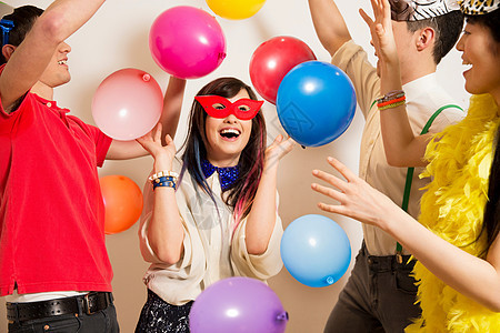 摄影棚拍摄的朋友派对在玩气球图片