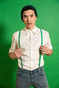 穿着绿色背带裤的青年男子图片