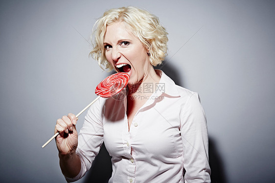 成年女子咬棒糖的样子图片