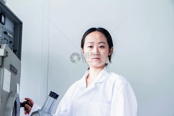 女科学家在实验室使用显微镜图片