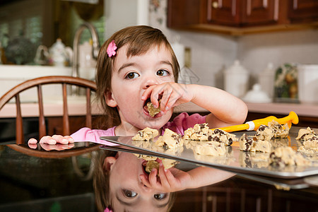 小女孩吃蛋糕的肖像图片