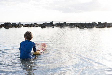 美国夏威夷机身在海中的男孩图片