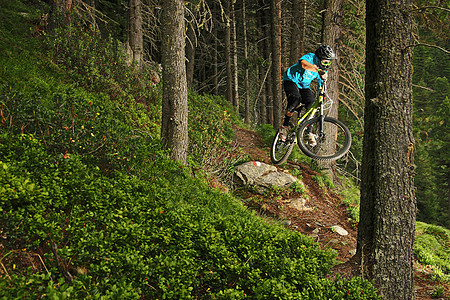 山上骑自行车跳入森林轨道图片