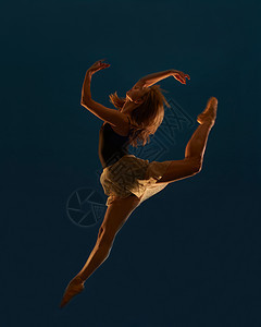 年轻女舞蹈青年跳跃中空图片