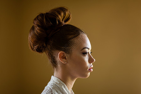 一个扎着丸子头的年轻女人图片