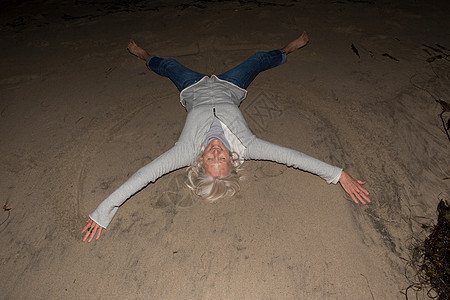 女人躺在沙上双手双腿伸开图片
