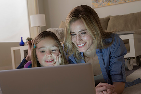 母亲和女儿看笔记本电脑图片