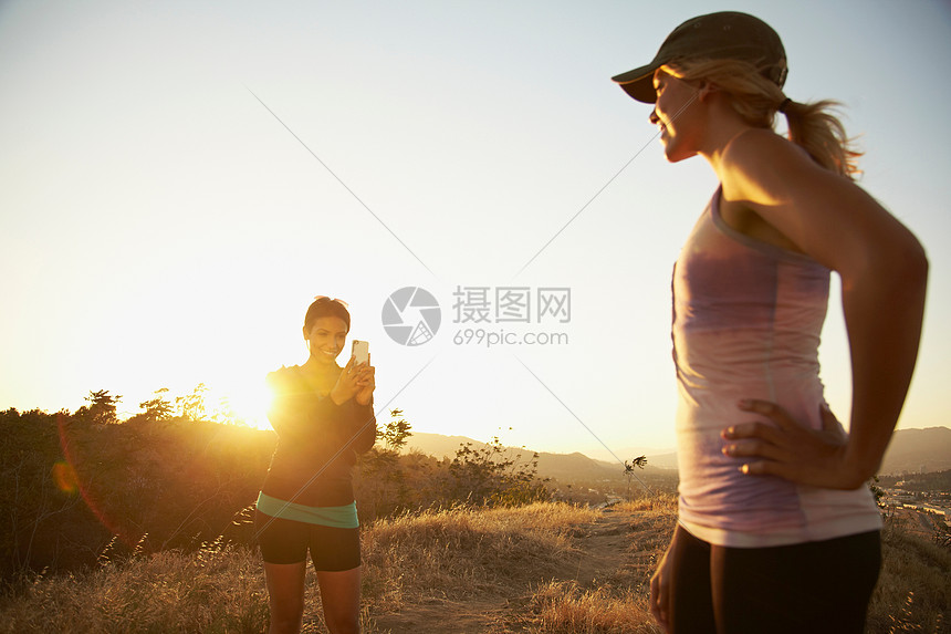 运动完之后的女孩给另一个拍照留恋图片