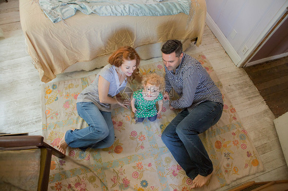 地毯上陪伴孩子的父母图片