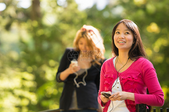 使用音乐播放器的女人图片