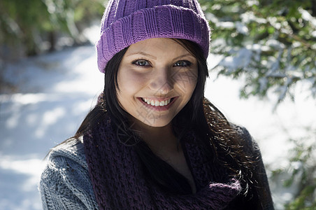 身戴编织帽的年轻女人图片
