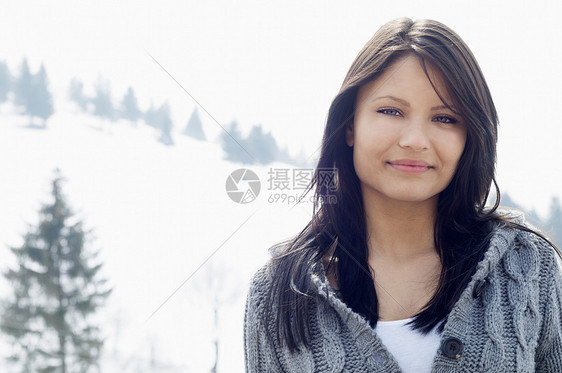在滑雪山前的年轻女人近距离肖像图片