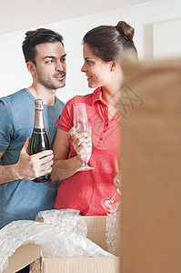 年轻夫妇在新家喝香槟图片
